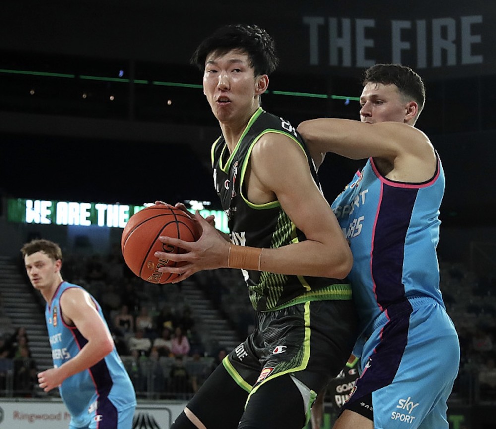 九游APP-西汉姆训练开放日，加时末段刷新队史纪录引欢呼，CBA季后赛在即，球探报告显示潜力(曼联西汉姆联比赛回放)